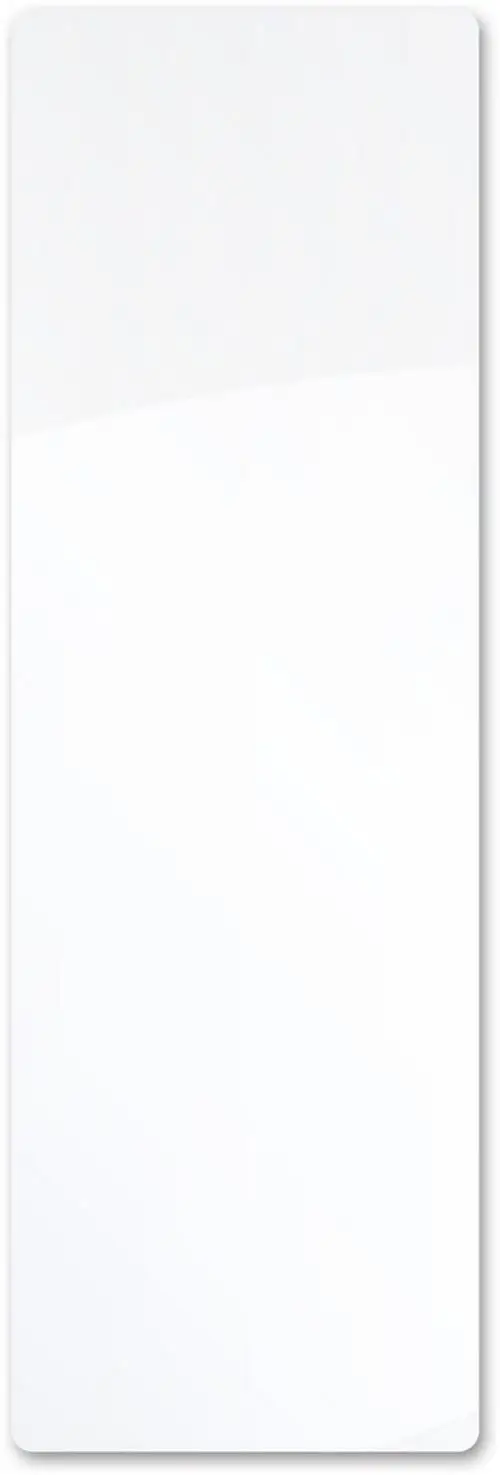 Weiße Infrarotheizung mit glatter Oberfläche, montiert an einer Wand. Das Produkt von Bosch ist für die Beheizung von Räumen konzipiert.